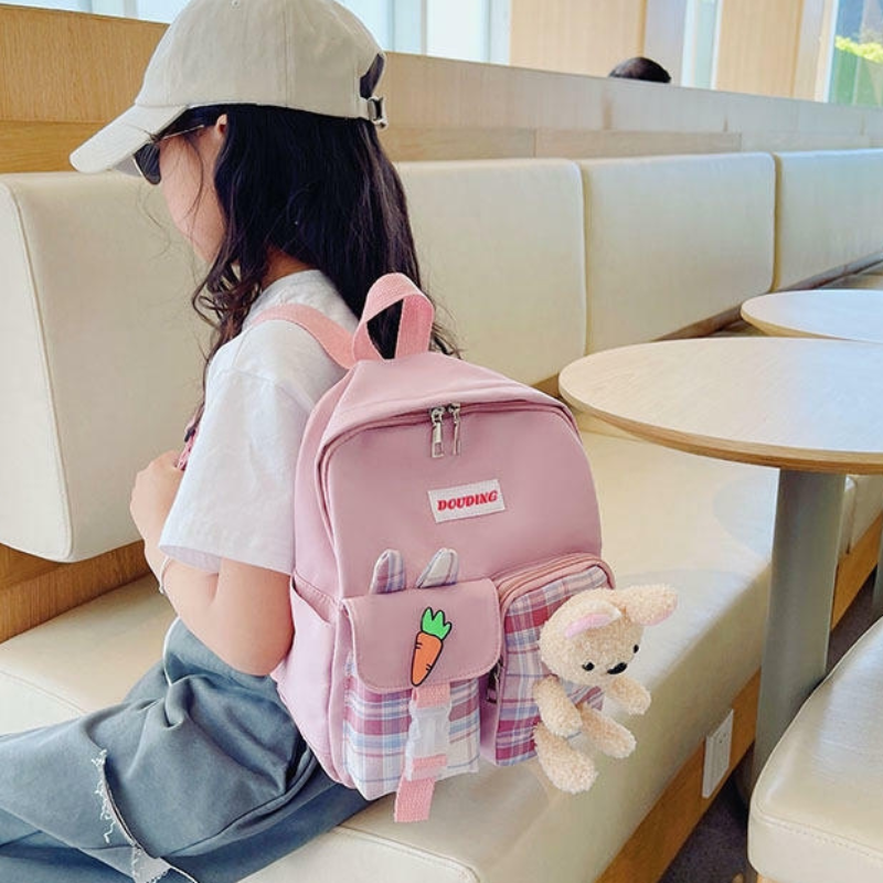 Sac à dos pour enfant décoré avec poupée