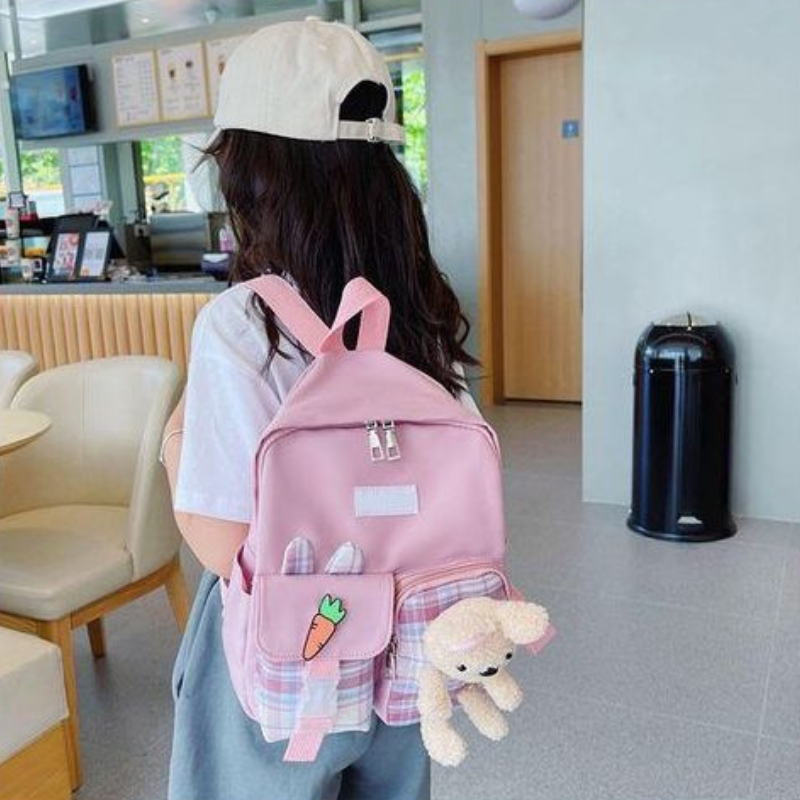 Sac à dos pour enfant décoré avec poupée